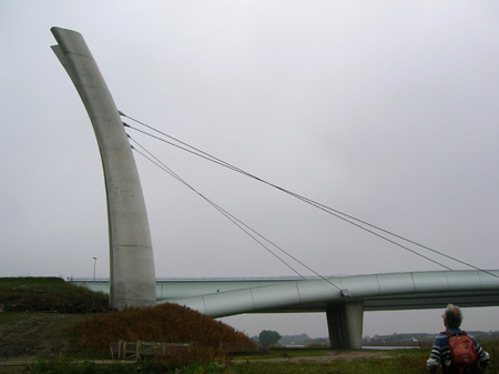modern vormgegeven brug