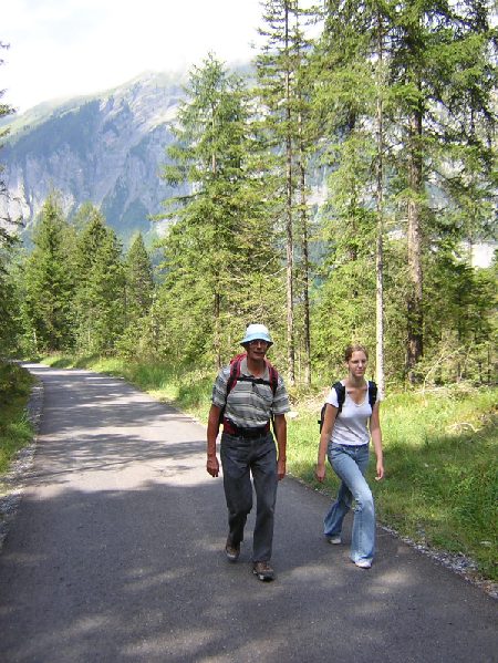 met rugzakken vol eten op pad