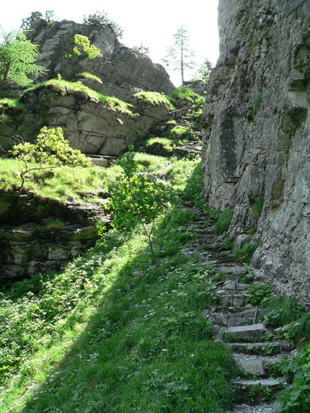 en ook hier steil naar beneden