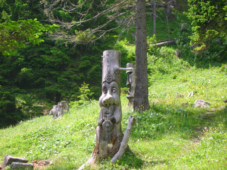 houtsnijwerk bij de Oeschinensee