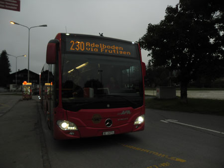 de bus rijdt voor