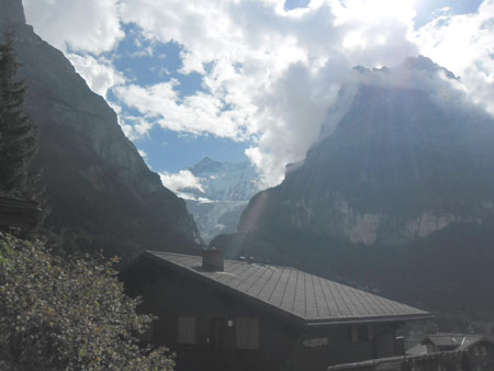 de wolken trekken op