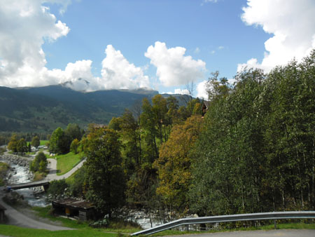 de wolken trekken op