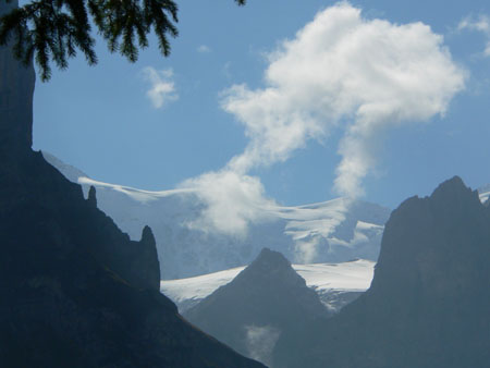 sneeuw op de bergtoppen