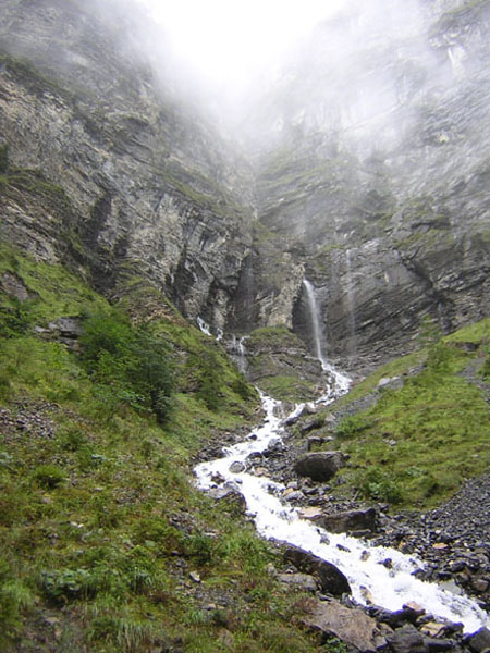 een van de vele watervallen onderweg