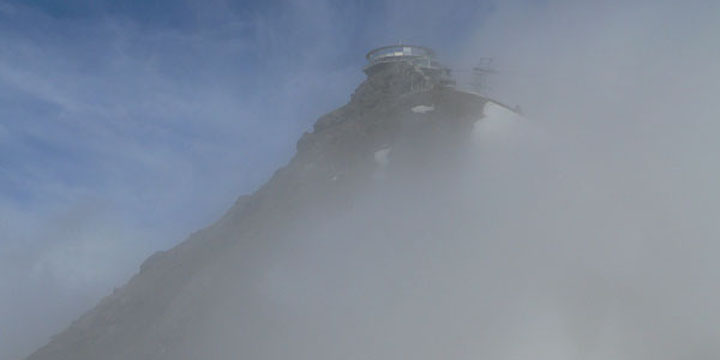 Schilthorn in de wolken