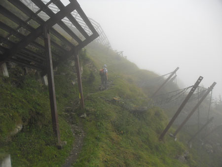 tussen de schermen door