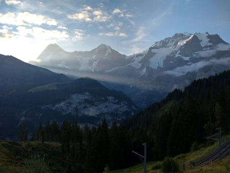 de zon komt het dal in