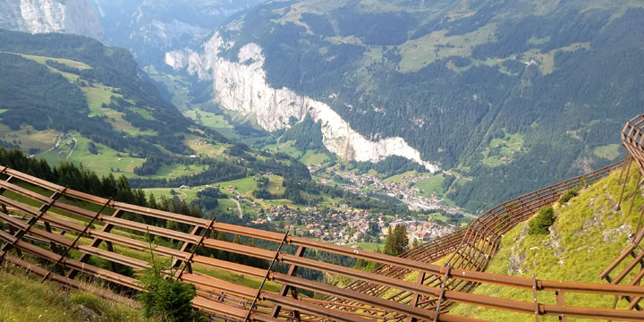 tussen de lawineschermen door