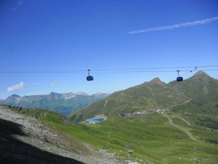 daar komen de toeristen aan