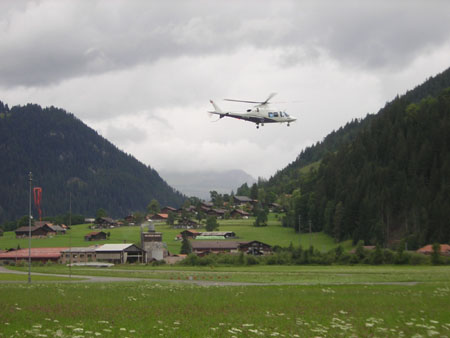 de helikopter stijgt op