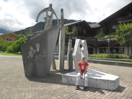 een van de kunstwerken van Lenk