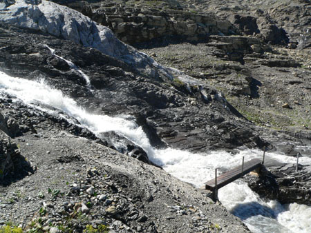 bruggetje over de beek