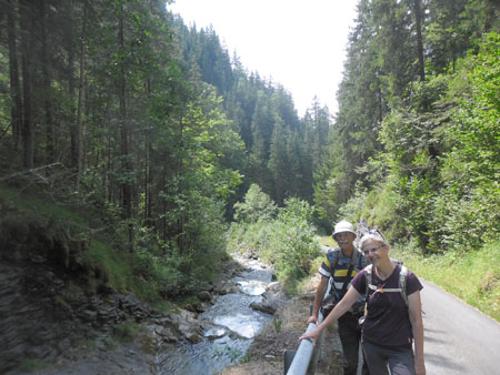 naar beneden langs de beek