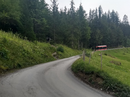 daar komt de bus