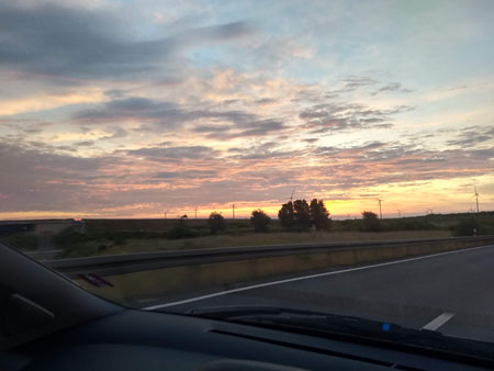 zonsopgang op de snelweg