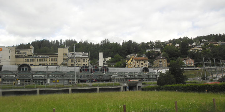 Thusis vanuit het dal