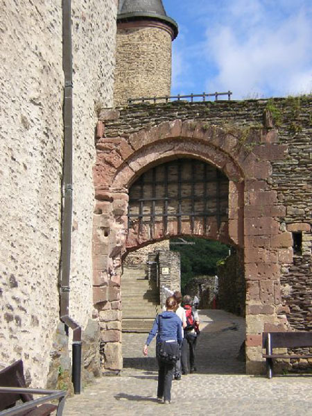 onder de valpoort door