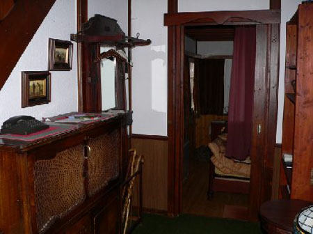 wij hadden o.a. 5 wandelstokken (links)