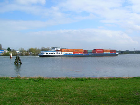 immense schepen op het Amsterdam-Rijnkanaal