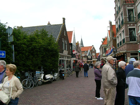 drukte in Volendam