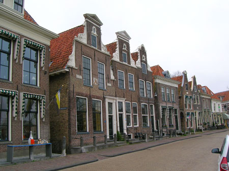 Blokzijl met huizen